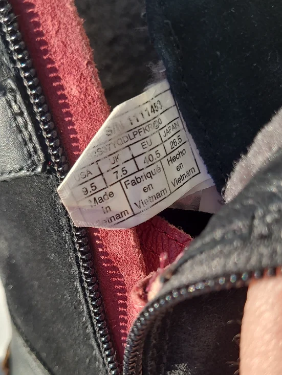 UGGS 9.5 - Picture 9 of 10